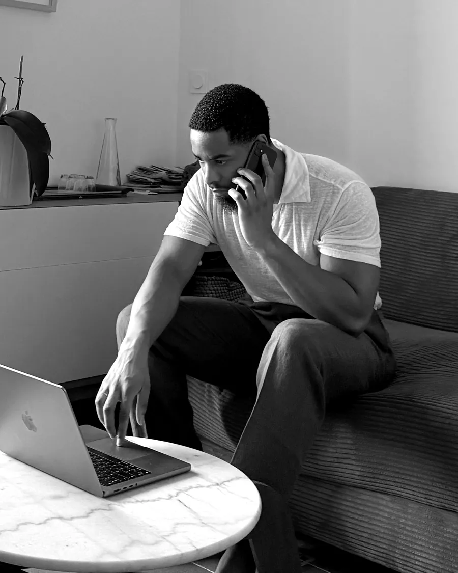 Nathanaël au téléphone avec un client, devant son ordinateur