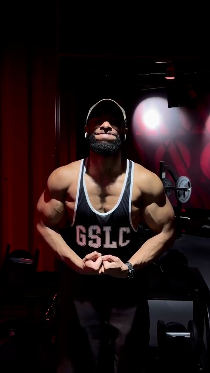 Extrait vidéo : Nathanaël pose de face à la salle